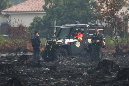 Unos expertos en artefactos explosivos trabajan en una zona donde se hallaron obuses de la Segunda Guerra Mundial en Le Porge, en el suroeste de Francia, el 3 de agosto de 2026