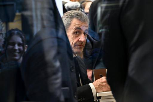 El expresidente de Francia Nicolas Sarkozy firma su libro, Diario de un preso, el 10 de diciembre de 2025 en una librería de París