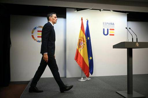 El presidente español, Pedro Sánchez, llega a una rueda de prensa posterior a una cumbre europea, el 22 de enero de 2026 en Bruselas