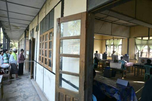 AFP | Un centro de votación en el municipio de Kawhmu abierto el 11 de enero de 2026 para la segunda fase de las elecciones generales en Birmania