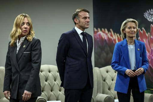 La primera ministra italiana, Giorgia Meloni (izq.), el presidente francés, Emmanuel Macron (centro), y la presidenta de la Comisión Europea, Ursula von der Leyen (der.), en una cumbre en Johannesburgo, el 22 de noviembre de 2025