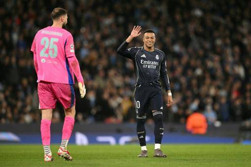 El guardameta italiano del Manchester City Gianluigi Donnarumma (izquierda) y el atacante francés del Real Madrid Kylian Mbappé se cruzan durante el partido de vuelta de octavos de final de la Liga de Campeones el 17 de marzo de 2026, en el estadio Etihad, en Mánchester