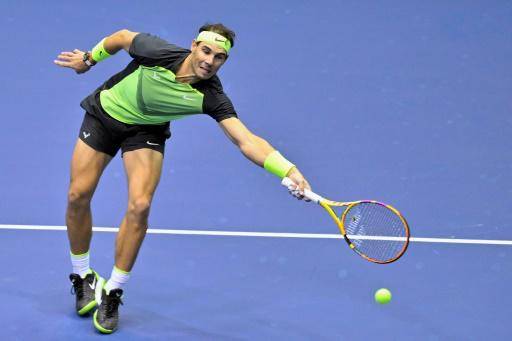 El tenista español Rafael Nadal devuelve el balón en duelo de exhibición ante el noruego Casper Ruud el 27 de noviembre de 2022, en Quito