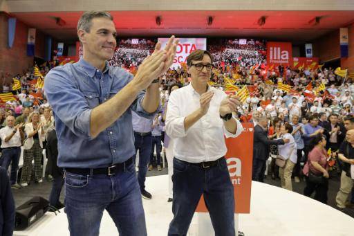 Pedro Sánchez (izq) y el candidato a la presidencia catalana Salvador Illa aplauden al público durante el mitin socialista de cierre de campaña para los comicios regionales, el 10 de mayo de 2024 en Barcelona