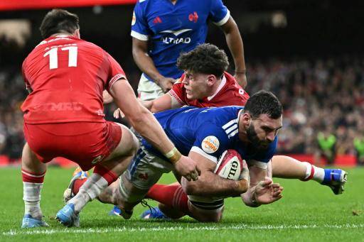 El francés Charles Ollivon (de azul) anota un try en partido de la segunda jornada del Torneo Seis Naciones de rugby contra Gales, en el Principality Stadium de Cardiff, el 15 de febrero de 2026