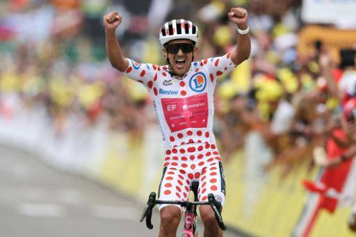 El corredor ecuatoriano EF Education - EasyPost, Richard Carapaz, ataviado con el maillot a lunares de rey de la montaña, llega a meta para ganar la 20ª etapa del Tour de Francia, en Alpe d'Huez, el 25 de julio de 2026