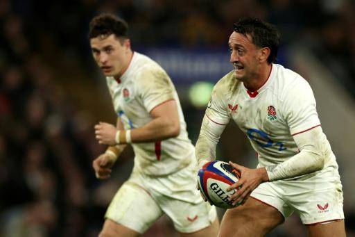 El medio scrum de Inglaterra Alex Mitchell corre con el oval durante el partido del Seis Naciones ante Gales, en Twickenham, Londres, el 7 de febrero de 2026