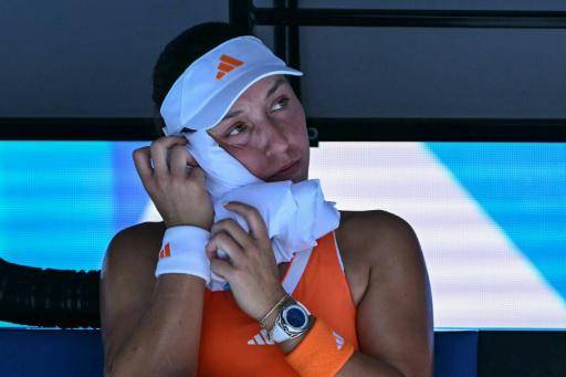 Jessica Pegula usa una bolsa de hielo durante su victoria en el Abierto de Australia sobre la rusa Oksana Selekhmeteva.