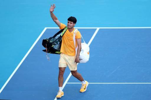 Carlos Alcaraz se despide del público de Miami tras su derrota ante Sebastian Korda el 22 de marzo de 2026