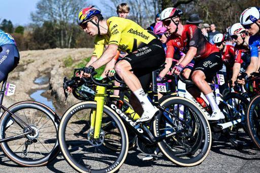 El ciclista belga Wout Van Aert (c) corre la Clásica de Samyn, de Quaregnon a Dour, en Bélgica, el 3 de marzo de 2026