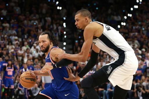 Jalen Brunson defendido por Victor Wembanyama en la victoria de los New York Knicks ante los San Antonio Spurs el 13 de junio de 2026