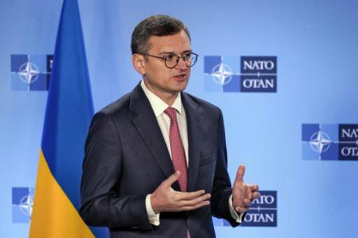 El ministro ucraniano Dmytro Kuleba habla durante una rueda de prensa en el cuarte general de la OTAN, el 29 de noviembre de 2023 en Bruselas