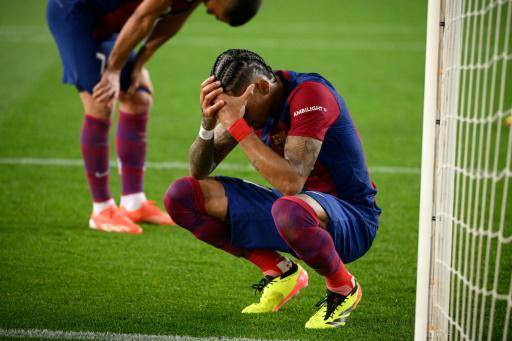 El atacante brasileño del FC Barcelona Raphinha se lamenta tras la eliminación del club catalán a manos del París SG en cuartos de final, el 16 de abril de 2024 en Barcelona