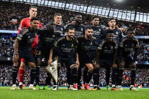 Los jugadores del Real Madrid posan antes del partido de vuelta de cuartos de final de Champions contra el Manchester City el 17 de abril de 2024 en el Etihad Stadium.