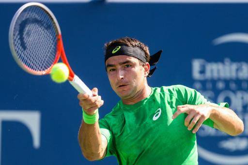 El tenista australiano Marinko Matosevic golpea una bola durante un partido del torneo de Atlanta, el 22 de julio del año 2013 en esa ciudad al sureste de EEUU