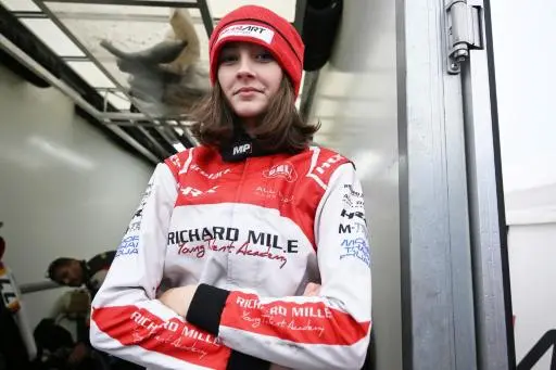 Foto tomada el 15 de noviembre de 2025: la aspirante a piloto Skye Parker, de 15 años, posa en el circuito del Shenington Kart Racing Club en Shenington, centro de Inglaterra