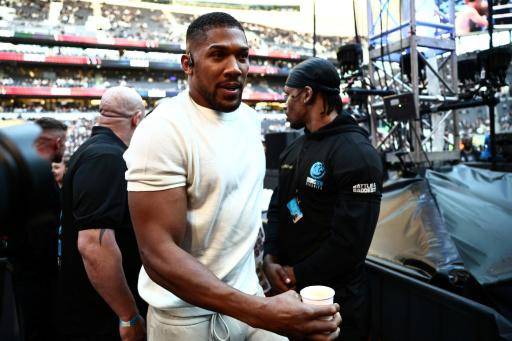 El boxeador británico Anthony Joshua es fotografiado antes de tomar asiento junto al ring para presenciar el combate entre Tyson Fury y el ruso Arslanbek Makhmudov en el Tottenham Hotspur stadium de Londres, el 11 de abril de 2026