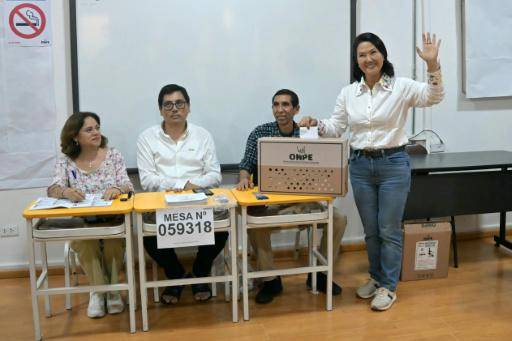 La candidata a la presidencia de Perú por el partido Fuerza Popular, Keiko Fujimori, vota en la segunda vuelta electoral, en Lima, el 7 de junio de 2026