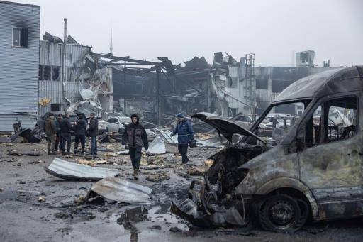 Unos residentes en la ciudad ucraniana de Odesa inspeccionan los daños ocasionados por un ataque ruso, el 13 de febrero de 2026