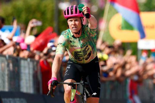 Michael Valgren festeja su victoria en la 17ª etapa del Giro de Italia. En Andalo (Italia), el 27 de mayo de 2026