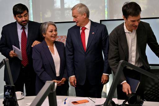 Los candidatos a la presidencia de Chile, José Antonio Kast (2º drcha.), del Partido Republicano, y Jeannette Jara, de la coalición Unidad por Chile, en un debate en Radio Cooperativa, en Santiago, el 27 de noviembre de 2025