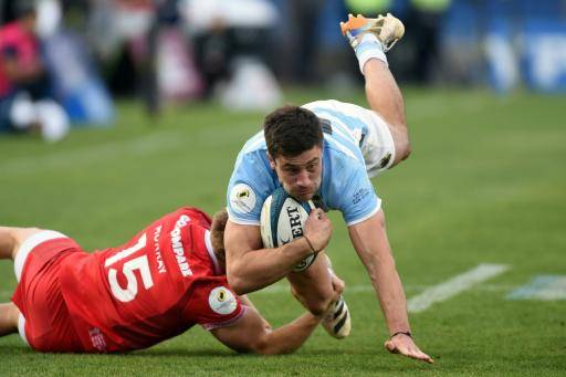 El wing argentino Bautista Delguy es tacleado por el full-back galés Blair Murray (15) en el partido del Campeonato de Naciones de rugby jugado el 11 de julio de 2026 en San Juan, Argentina