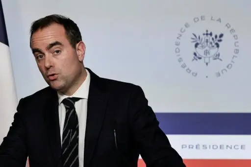 El primer ministro francés, Sebastien Lecornu, habla durante una rueda de prensa tras una reunión de su gobierno, el 10 de enero de 2026 en París