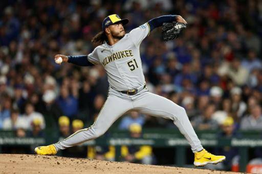 El dominicano Freddy Peralta lanza durante un partido de los Cerveceros de Milwaukee en los pasados playoffs de las Grandes Ligas de béisbol
