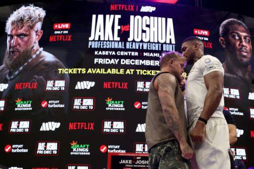 Jake Paul (izquierda) y Anthony Joshua (derecha) se enfrentan en una conferencia de prensa previa a su pelea de peso pesado, respaldada por Netflix, el próximo mes.