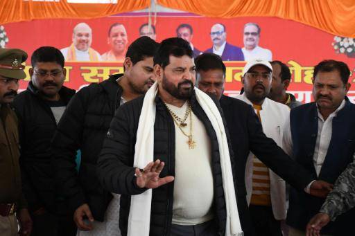 El entonces presidente de la Federación India de Lucha (WFI), Brij Bhushan Sharan Singh (c), el 20 de enero de 2023 en Gonda
