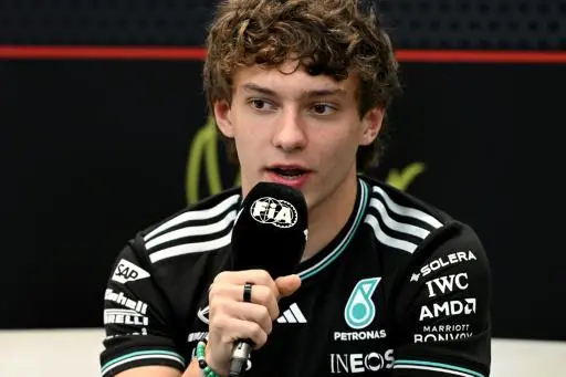 El piloto italiano de la escudería Mercedes Andrea Kimi Antonelli responde a la prensa el 27 de noviembre de 2025 en el Circuito Internacional de Lusail, antes del Gran Premio de Fórmula 1 de Catar