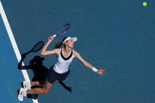 La tenista española Cristina Bucșa sirve durante un partido contra la ucraniana Elina Svitolina en la primera ronda del último Abierto de Australia, el 18 de enero de 2026 en Melbourne