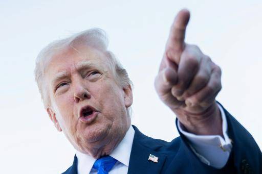 El presidente estadounidense Donald Trump se dirige a la prensa en el aeropuerto de Palm Beach (Florida, sureste), el 23 de marzo de 2026