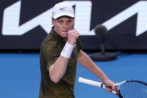 El italiano Jannik Sinner celebra un punto ganado en su partido de octavos de final del Abierto de Australia contra su cimpatriota Luciano Darderi, en Melbourne el 26 de enero de 2026