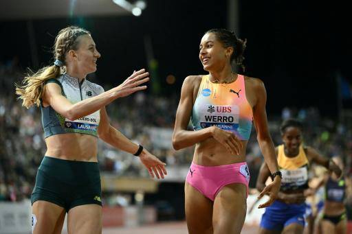 Audrey Werro (derecha) es felicitada por Femke Broeders-Bol (izquierda) tras su victoria en los 800 metros de la reunión de la Liga de Diamante de atletismo de Lausana (Suiza), el 21 de agosto de 2026