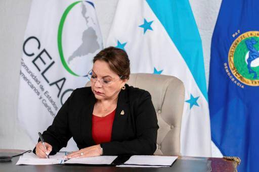 La presidenta de Honduras, Xiomara Castro, también titular pro tempore de la CELAC, dirige desde Tegucigalpa una cumbre virtual con sus homólogos del bloque de Estados de Latinoamérica y el Caribe, el 16 de abril de 2024