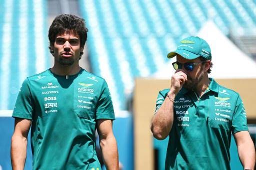 Lance Stroll (izquierda) y Fernando Alonso (derecha) caminan por el paddock en la víspera de los ensayos libres del Gran Premio de Miami (Estados Unidos) de Fórmula 1, el 30 de abril de 2026