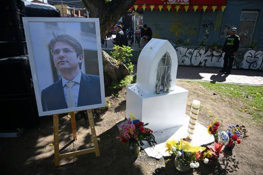 Un retrato de Miguel Uribe, fotografiado el 23 de agosto de 2025 en el lugar donde fue asesinado el candidato a la presidencia de Colombia, en el barrio Modelia de Bogotá