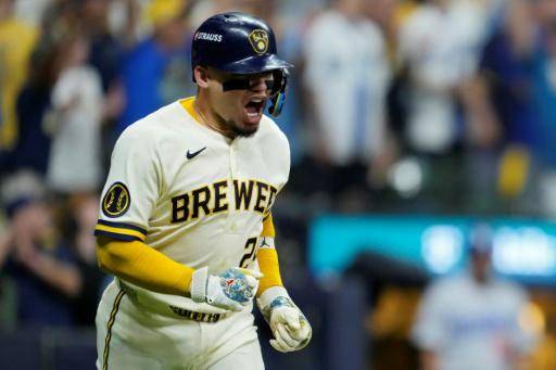 William Contreras, de los Milwaukee Brewers, reacciona tras conectar un sencillo en la sexta entrada contra los Los Angeles Dodgers durante el segundo partido de la Serie de Campeonato de la Liga Nacional, en el American Family Field, en Milwaukee, Wisconsin, el 12 de octubre de 2026