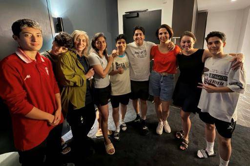 La capitana de la selección de fútbol de Irán, Zahra Ghanbari (4ª drcha.), posa con más integrantes del equipo en Sídney, en una imagen sin fechar difundida el 11 de marzo de 2026 por el Departamento del Interior de Australia