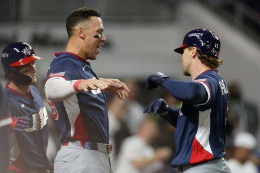 Aaron Judge (izquierda) felicita a Gunnar Henderson por su jonrón en semifinales del Clásico Mundial de béisbol el 15 de marzo de 2026