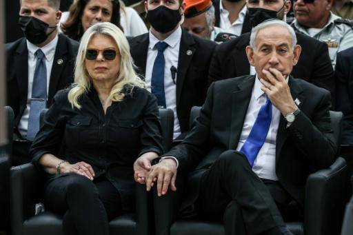 El primer ministro israeí, Benjamin Netanyahu, y su esposa, Sara, asisten a una ceremonia con motiuvo del día de los soldados caídos, el 21 de abril de 2026 en el cementerio militar de Monte Herzl, en Jerusalén