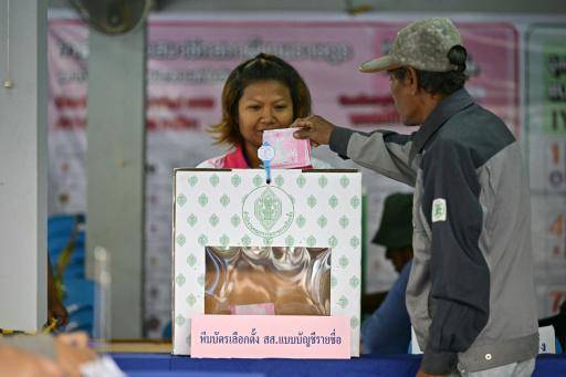 Un hombre deposita su voto en Buriram, Tailandia, el 8 de febrero de 2026