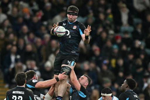 El jugador inglés Tom Curry gana la posesión en un line-out, en la victoria por 27-23 sobre Argentina, este domingo en Twickenham.