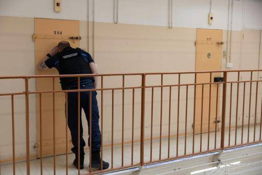 Un funcionario observa el interior de una celda en la prisión de Fresnes, al sur de París, el 15 de mayo de 2025