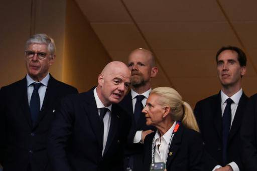En primer plano, el presidente de la FIFA, Gianni Infantino y la presidenta de la FA, Debbie Hewitt, conversan antes de la semifinal del Mundial entre Inglaterra y Argentina en el Atlanta Stadium de Atlanta, el 15 de julio de 2026