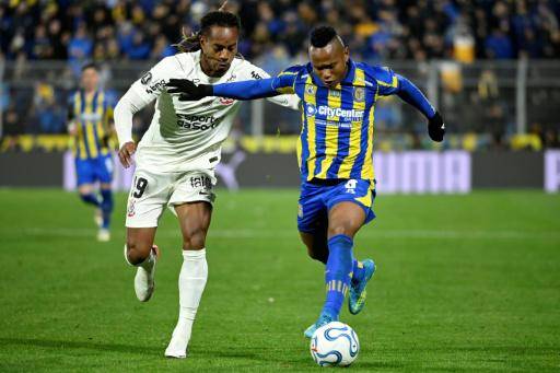 El delantero de Corinthians André Carrillo (izq.) y el centrocampista de Rosario Central Jaminton Campaz se disputan el balón en el partido de ida de octavos de final de la Copa Libertadores, en la ciudad argentina, el 13 de agosto de 2026