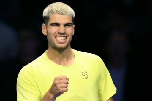 El tenista español Carlos Alcaraz celebra la victoria contra el australiano Alex de Miñaur en el primer partido de las ATP Finals, en Turín (noroeste de Italia) el 9 de noviembre de 2025