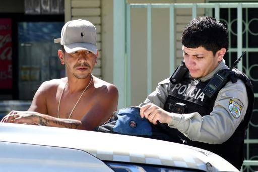 Un agente de policía cachea a un individuo en Alajuelita, una de las áreas de San José con mayor criminalidad de Costa Rica, el 25 de enero de 2026