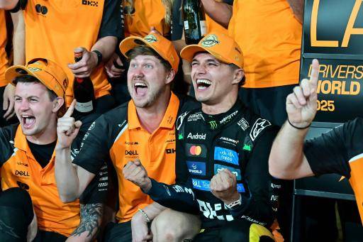 Lando Norris (primero por la derecha) celebra con su equipo el título mundial conquistado tras el Gran Premio de Abu Dabi, en el circuito Yas Marina, el 7 de diciembre de 2025